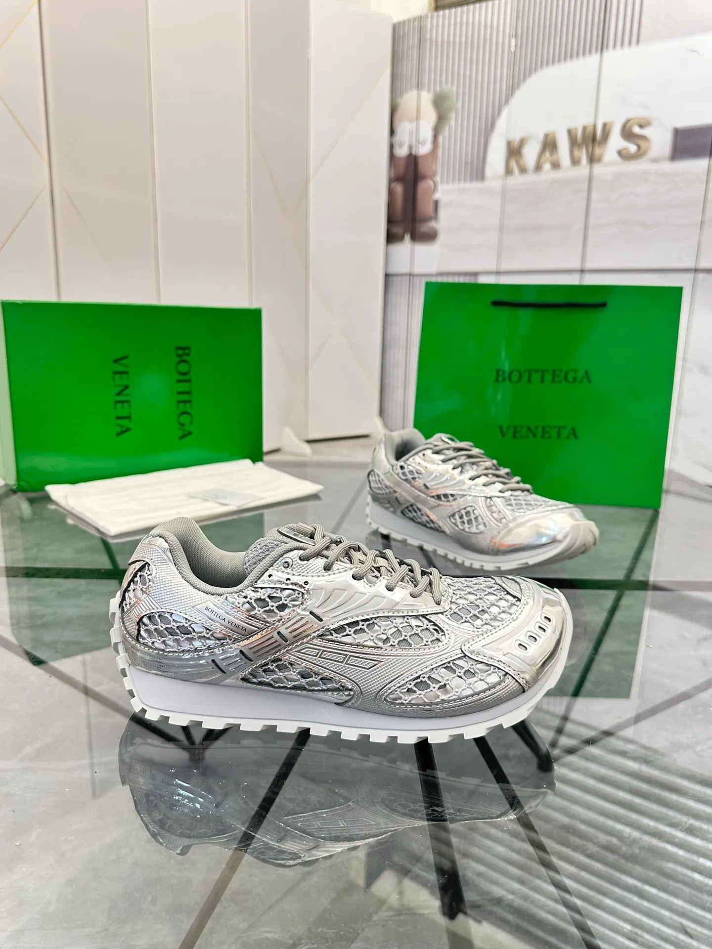 Factory men's shoes 💰: 620💰 (top version) BV Orbit sneakers Wang Yibo's same style couple's dad shoes Runner sneakers, made of lightweight technical mesh fabric. Matched with geometric pattern designed rubber outsole Wang Zha series high version Look for the package craftsmanship The actual height is much higher, but the legs are still slim. Very nice and playable and durable Matching to the standard 💯 Package shoe technology Look for the high version The outsole is made of color-blocked TPU outsole Women's model 35 36 37 38 39 40 41 (40 41 customized) Men's model 38 39 40 41 42 43 44 45. (Customized size 38 45.46) No. H345